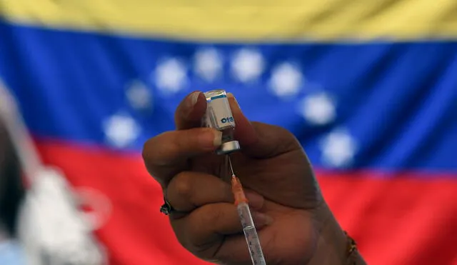 Una trabajadora de salud prepara una dosis de la vacuna Sputnik V contra la COVID-19 durante una jornada de vacunación en Venezuela. Foto: AFP