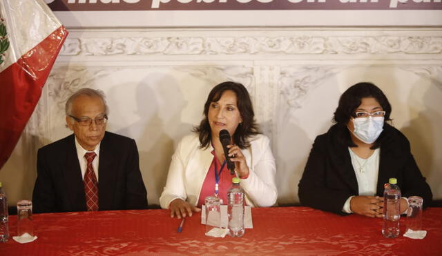 Dina Boluarte (al centro) postula a la primera vicepresidencia con Perú Libre. Foto: La República
