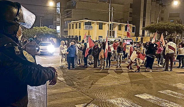 Amenaza. Fujimoristas hostigan en su hogar al jefe del JNE. Foto: difusión