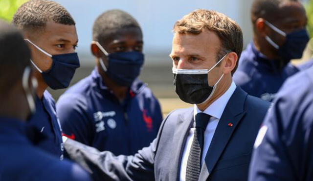 El presidente de Francia, Emmanuel Macron, saluda a Kylian Mbappé y a otros futbolistas de la selección francesa. Foto: EFE