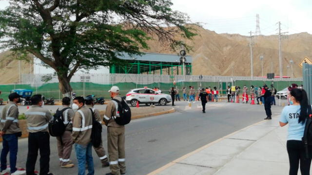 Trabajadores bloquearon vía y protestaron frente a oficinas de Petroperú. Foto: difusión.