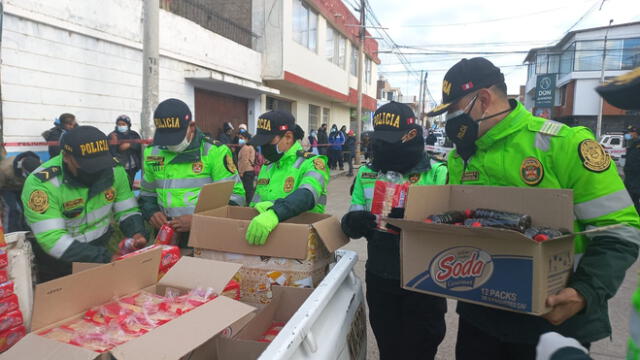Los policías trajeron varias cajas de galletas y botellas de agua. Foto: PNP