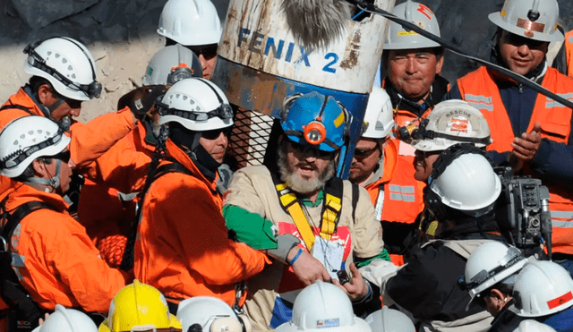 Después de 69 días, todos los mineros fueron rescatados sanos y salvos a través de una perforación que se realizó en la mina. Foto: AFP