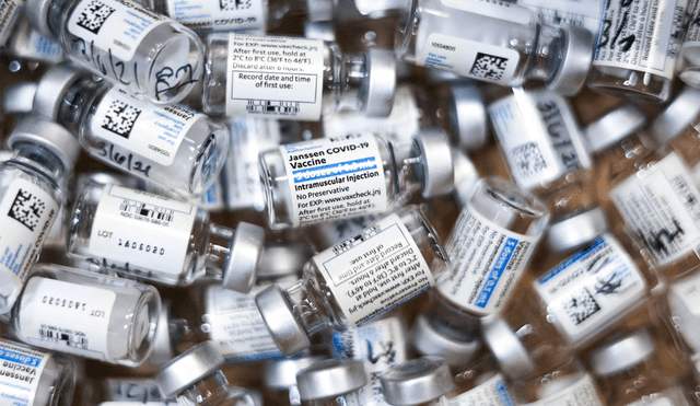 Johnson & Johnson confirmó la autorización de los reguladores para usar dos lotes de la vacuna producidos en la planta de Emergent Biosolutions. Foto: AFP