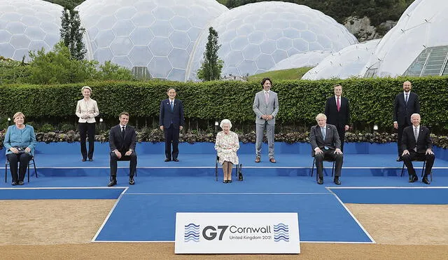 Liderazgo. La reina Isabel II presidió una fotografía conjunta con el resto de figuras del G7. Foto: AFP