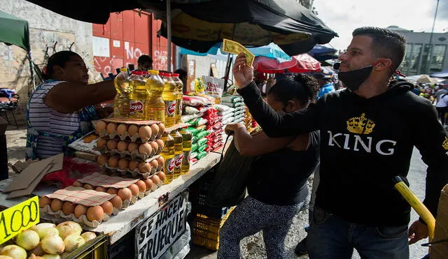 En Venezuela cada vez usan más los dólares para adquirir todo tipo de productos. Y la tasa oficial la informa el BCV. Foto: AFP