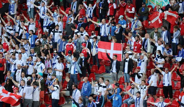 Hinchas de Dinamarca y Finlandia celebraron cuando se anunció que Eriksen estaba estable. Foto: AFP