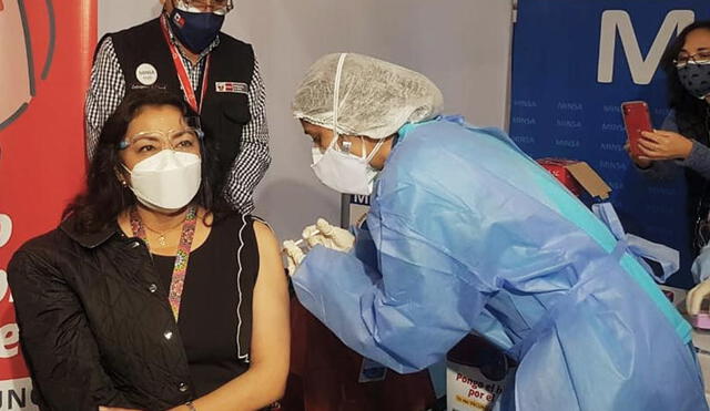 Violeta Bermúdez agradeció al equipo médico que se encarga de la vacunación en el país. Foto: César Zorrilla / URPI-LR