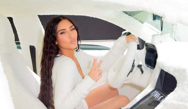 Kim Kardashian forró su vehículo para promocionar la nueva tela de su marca SKIMS. Foto: Kim Kardashian/Instagram