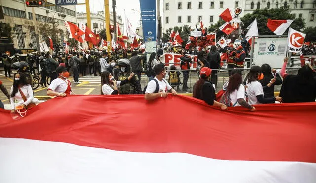 Simpatizantes de Perú Libre y Fuerza Popular se encontraron en medio de marchas. Foto: Aldair Mejia/La República