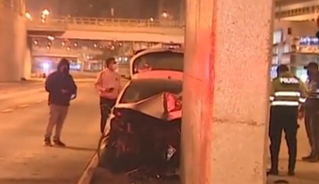 Se empleó una grúa para sacar al vehículo. Foto: captura de pantalla América Noticias.