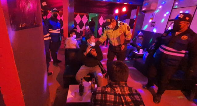 Policía encontró a 10 varones y 8 mujeres libando licor en el local nocturno. Foto: Municipalidad de Ilo