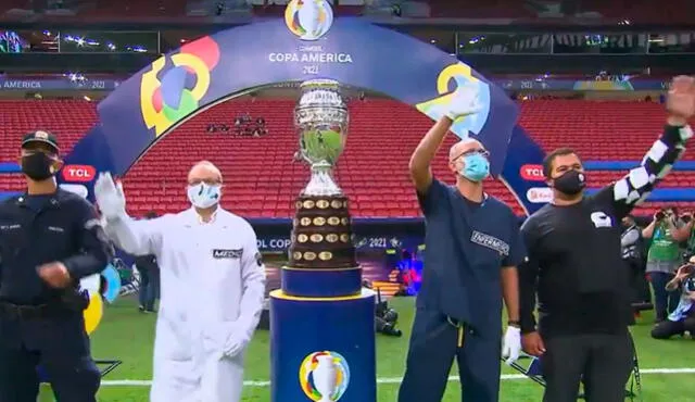 Conmebol llevó el trofeo hacia un pedestal en la previa del partido. Foto: captura/DirecTV Sports