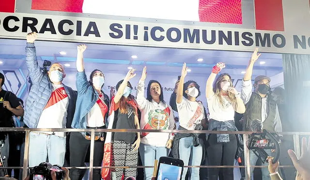 Tinte fascista. Fujimori no reconoce los resultados electorales. Sus seguidores, con el saludo nazi como bandera, hostigan a quienes discrepan de ellos. Foto: Raúl Egúsquiza / URPI-LR