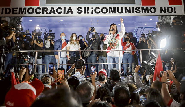 Llamado. Keiko Fujimori conminó a sus seguidores a no rendirse, mientras su equipo insiste en querer anular votos. Foto: AFP