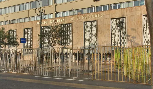 Sede del Jurado Nacional de Elecciones protegida por agentes del orden. Foto: María Pía Ponce/ URPI-LR