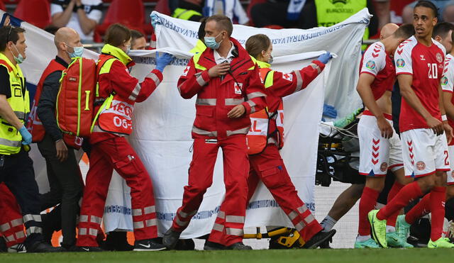 Reacción inmediata de los médicos salvó la vida de Christian Eriksen. El deportista ha pedido continuar jugando la Eurocopa, lo que ha devuelto el ánimo a la selección danesa. Foto: EFE