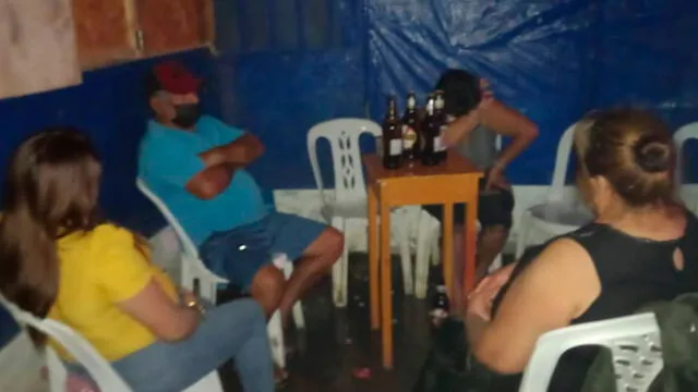 Intervenidos fueron encontrados bebiendo licor en el interior de un bar en Talara. Foto: Difusión