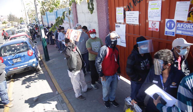 Decenas de personas insistieron en formar colas para ser atendidos. Foto: Oswald Charca / La República