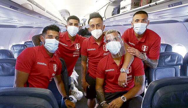 Listos. Jugadores de la selección posan en el avión que los trasladó a Río de Janeiro. Cueva no estuvo en el 11 de la práctica. Foto: FPF