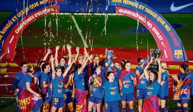 El equipo femenino del FC Barcelona celebra su victoria en la Champions League y La Liga. Foto: La Vanguardia/Alex García