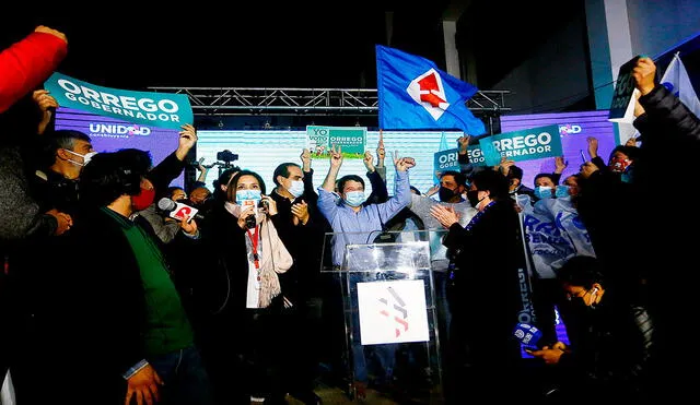 El electo gobernador por la región metropolitana, Claudio Orrego (c), celebró su triunfo durante la segunda vuelta de las elecciones a gobernadores regionales en Chile. Foto: EFE