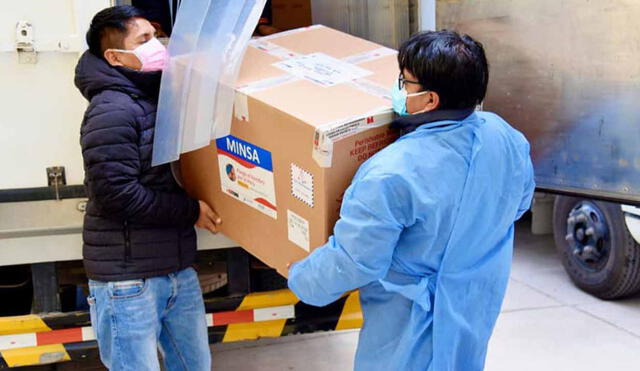 Tras llegar al almacén central de la Diresa de Áncash, las vacunas fueron colocadas de inmediato en la cadena de frío. Foto: Andina