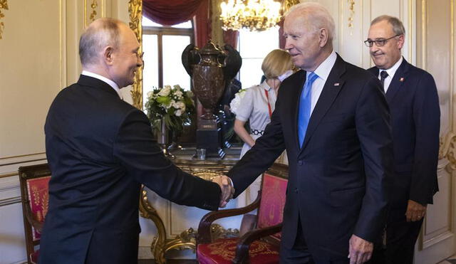 El presidente ruso, Vladimir Putin, le da la mano al presidente estadounidense, Joe Biden, junto al presidente federal suizo, Guy Parmelin, durante la cumbre entre Estados Unidos y Rusia en Ginebra. Foto: EFE