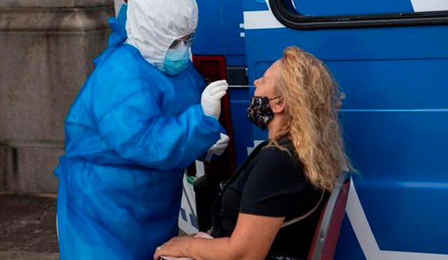 La OPS recomienda enfáticamente usar mascarillas, mantener distanciamiento físico entre las personas, y evitar aglomeraciones en espacios interiores. Foto: AFP