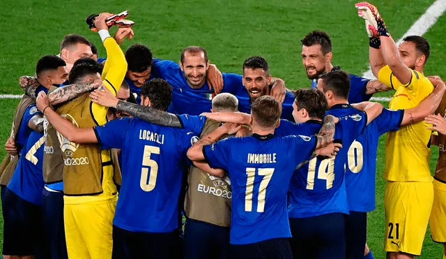 Italia celebra su clasificación a los octavos de final tras vencer a Suiza por 1-0. Foto: Twitter selección italiana
