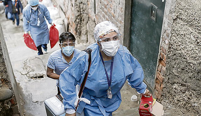 Importante labor de enfermeras. El quinto millón de dosis aplicadas se logró en 9 días. Foto: Antonio Melgarejo/La República