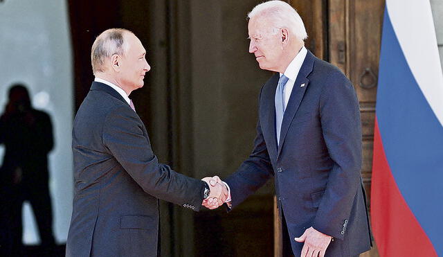 Decisiones. Los mandatarios Joe Biden y Vladimir Putin por fin pudieron conversar cara a cara y delimitar una agenda. Foto: EFE