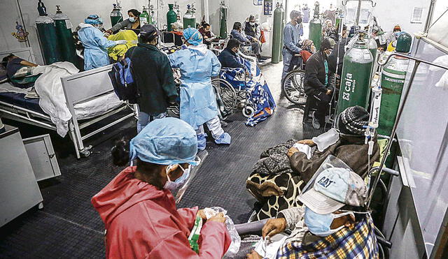 Colapso de hospitales. Así lucen los establecimientos de salud en la Ciudad Blanca. Ambientes están llenos de pacientes infectados con sus balones de oxígeno. Foto: Oswald Charca/La República