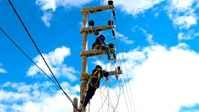 Técnicos realizan trabajos de mantenimiento de líneas de transmisión eléctrica de Carhuaquero. Foto: ENSA.