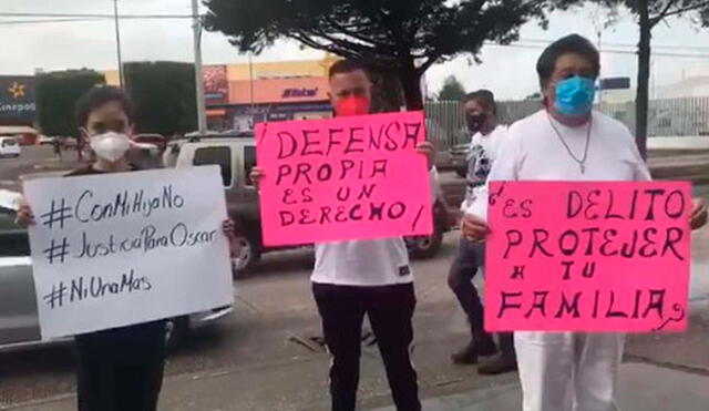 La familia de Óscar pidió su liberación a las afueras del Centro de Justicia Penal de Puebla porque evitó un posible feminicidio. Foto: Clarín