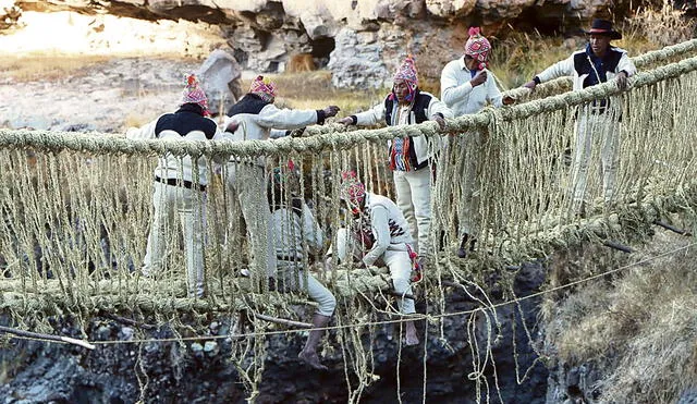 La faena. Los comuneros, mismos ingenieros andinos, en plena reconstrucción del puente. Foto: difusión