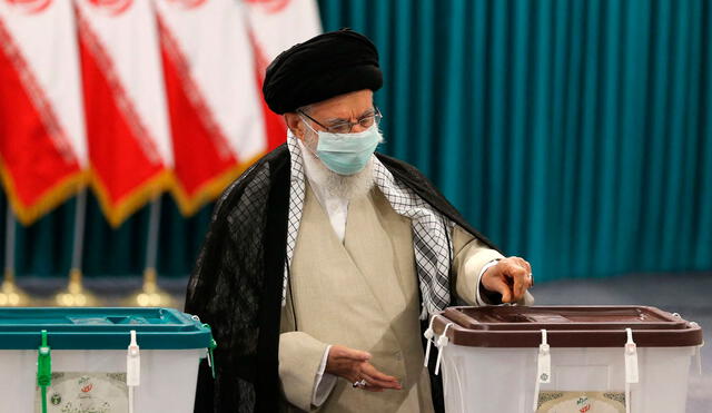 El ayatolá Alí Jamenei, emitió su voto en Teherán. Foto: AFP