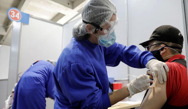 Vacunación seguirá en todo el país para evitar más contagios en Perú. Foto: EFE