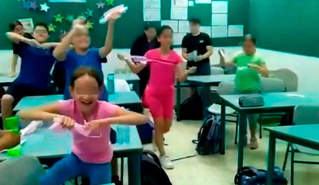 Los niños se deshacen de las mascarillas y las tiran entre gritos de emoción: Foto: captura de video de Clarín.