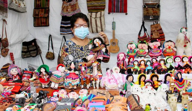 La creatividad artesanal se exhibe en el paseo peatonal de Pizarro. Foto: MPT