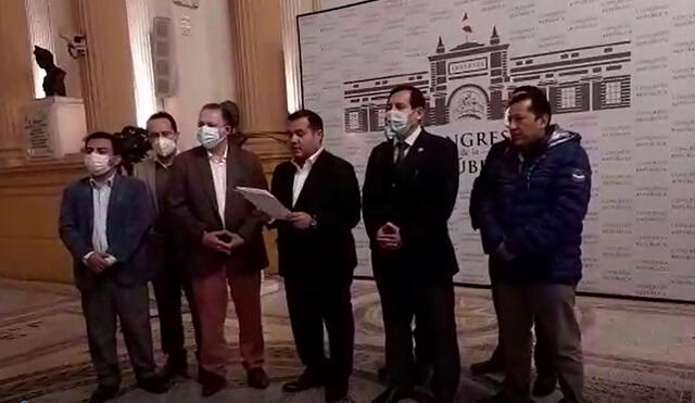 Los congresistas Franco Salinas, Guillermo Aliaga, Carlos Almerí, entre otros. Foto: captura