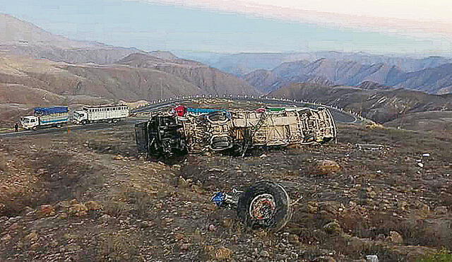 Aparatoso. En el bus viajaban 43 personas, incluyendo los dos conductores. Las víctimas se dirigían hacia Arequipa. Foto: difusión