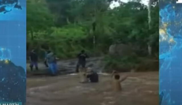 Pobladores de la zona ayudaron al personal en esta arriesgada maniobra. Foto: captura de TV Perú