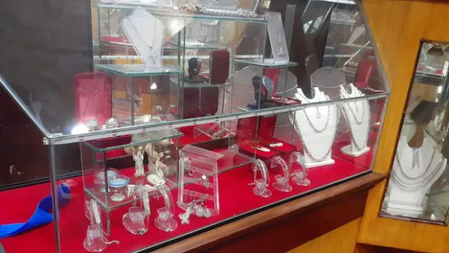 La banda de hampones sacó las joyas más costosas y dejó vacías las vitrinas. Foto: Facebook Oveja Negra