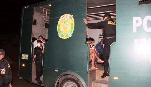 Infractores al toque de queda fueron llevados a la comisaría y se les multó. Foto: MPT