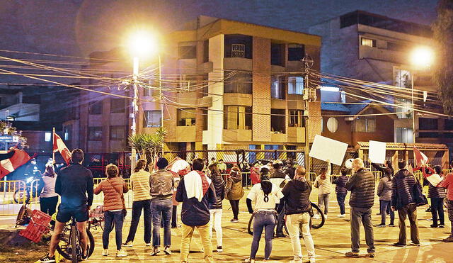 Acoso. Reciente protesta frente a vivienda de Jorge Salas. Foto: Marco Cotrina / La República