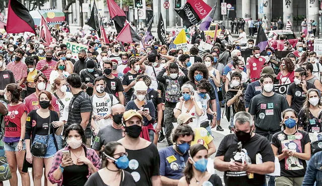 Repudio. Gran cantidad de personas marcharon el sábado en varias capitales e incluso en otros países en rechazo a Bolsonaro. Foto: EFE