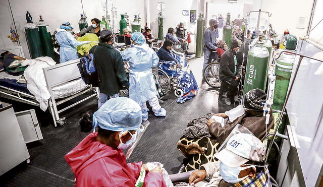 Emergencia. El sistema hospitalario en Arequipa se halla en su máxima capacidad. En la región hay un aumento de decesos. Foto: Oswald Charca/La República