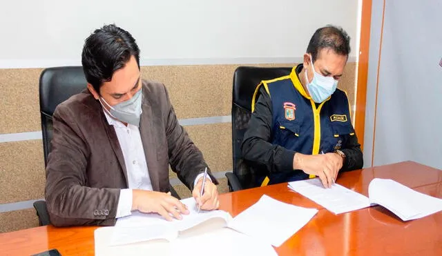 Gerente de Salud, Alipio Rivas Guevara, y alcalde de Chiclayo, Marcos Gasco Arobas, firmaron convenio. Foto: Geresa