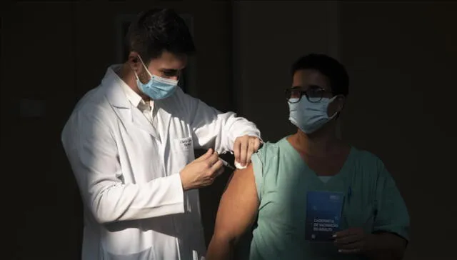 Vacunación a profesionales de la salud en el Hospital Ronaldo Gazolla, en Río de Janeiro, Brasil. Foto: Agencia Anadolu
